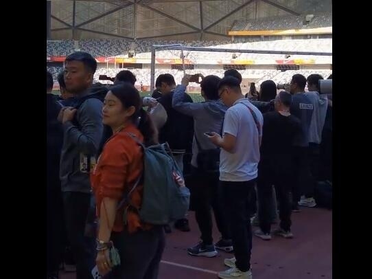 中国足球难得盛况空前，百余名记者采访中韩战赛前