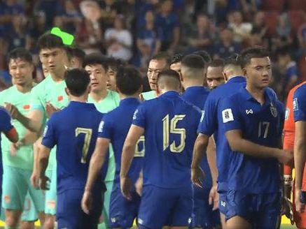 中国男足2：1战胜泰国，泰国球迷非常不满，引发骚乱！